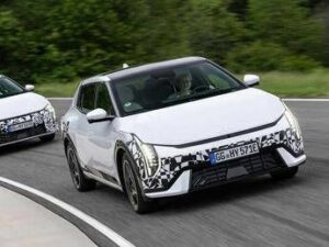 KIA EV4 nuova elettrica con sicurezza e praticita integrate