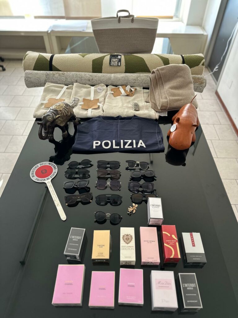 Ladri seriali colti in flagrante al centro commerciale scatta lespulsione e il foglio di via Ladri seriali colti in flagrante al centro commerciale scatta lespulsione e il foglio di via