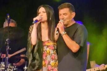 Max Giusti e la sorpresa a Gatteo tra il pubblico ce Laura Pausini duetto sul palco e pubblico in piedi Max Giusti e la sorpresa a Gatteo tra il pubblico ce Laura Pausini duetto sul palco e pubblico in piedi