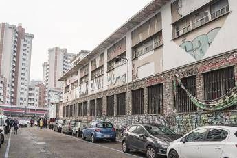 Milano al via sgombero centro sociale Leoncavallo. Salvini Dopo decenni di illegalita si cambia Milano al via sgombero centro sociale Leoncavallo. Salvini Dopo decenni di illegalita si cambia