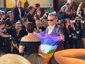 Mostra Venezia Piero Pelu sul red carpet con la bandiera della pace Mostra Venezia Piero Pelu sul red carpet con la bandiera della pace