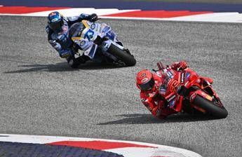 MotoGp in Austria Marc Marquez vince la sprint davanti a fratello Alex. Bagnaia si ritira MotoGp in Austria Marc Marquez vince la sprint davanti a fratello Alex. Bagnaia si ritira