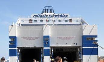 Napoli incendio su traghetto con 155 passeggeri fiamme domate Napoli incendio su traghetto con 155 passeggeri fiamme domate