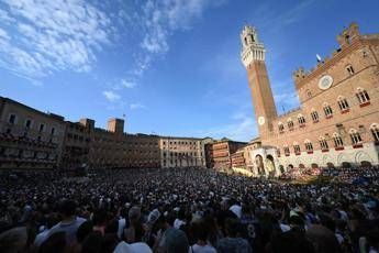 Palio Siena la corsa dellAssunta accende la citta. Leocorno e Civetta favorite