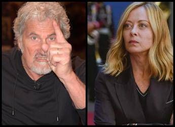 Pappalardo choc al concerto insulta la Meloni ma la platea lo fischia Pappalardo choc al concerto insulta la Meloni ma la platea lo fischia