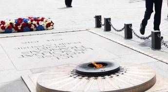 Parigi arrestato luomo che si era acceso sigaretta con fiamma milite ignoto