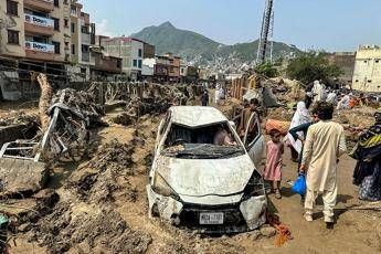 Piogge monsoniche in Pakistan almeno 320 morti in 48 ore 600 da inizio stagione