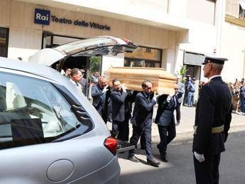 Pippo Baudo oggi il ritorno a casa a Militello per lultimo abbraccio Pippo Baudo oggi il ritorno a casa a Militello per lultimo abbraccio