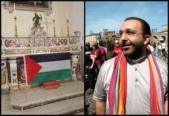Prete no global espone bandiera palestinese sullaltare Vangelo ci dice di schierarci