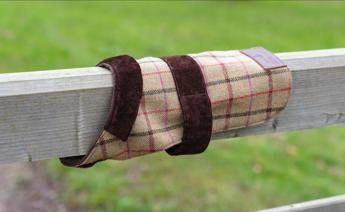 Re Carlo la passione per il tweed e il cane Snuff a Sandringham arrivano i cappottini per Fido