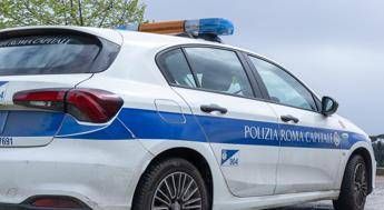 Roma due bambini lasciati soli in auto in centro denunciata la madre