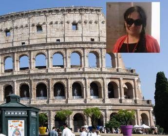 Roma guida turistica muore al Colosseo per un malore Roma guida turistica muore al Colosseo per un malore