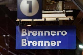 Scontro tra treno merci e regionale su linea Brennero tre feriti lievi Scontro tra treno merci e regionale su linea Brennero tre feriti lievi