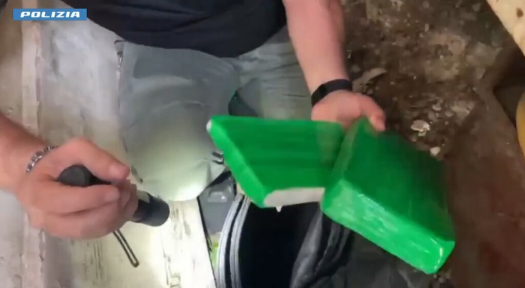 Scoperto laboratorio della droga in cascina 3 arresti e 2 kg di cocaina sequestrati Scoperto laboratorio della droga in cascina 3 arresti e 2 kg di cocaina sequestrati