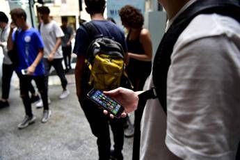 Scuola divieto cellulari in classe il 76 degli italiani e daccordo Scuola divieto cellulari in classe il 76 degli italiani e daccordo