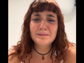 Se vuoi toglierti il reggiseno ci fai felici tutti ragazza denuncia molestie prima della Tac