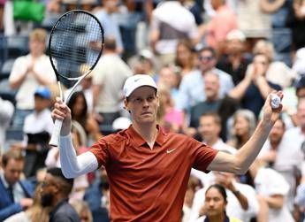 Sinner che fatica con Shapovalov perde un set rimonta e si prende gli ottavi degli Us Open