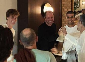 Sinner match con Alcaraz anche al ristorante. Stretta di mano tra i due fuoriclasse a New York Sinner match con Alcaraz anche al ristorante. Stretta di mano tra i due fuoriclasse a New York