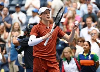 Sinner vince agli Us Open e autografa. un bambino