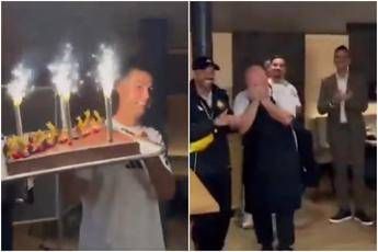Sorpresa Ronaldo porta una torta al. cuoco dellAl Nassr Sorpresa Ronaldo porta una torta al. cuoco dellAl Nassr
