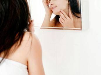 Sos acne shaming 2 persone su 5 bullizzate per laspetto della pelle