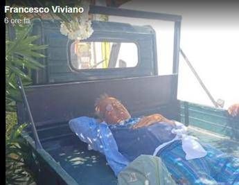Stromboli si frattura il femore ma non ce ambulanza trasportato in motoape Stromboli si frattura il femore ma non ce ambulanza trasportato in motoape