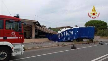 Tir sfonda un caseificio dopo lo scontro con unauto un morto e due feriti a Capalbio