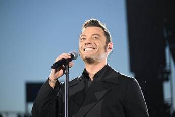 Tiziano Ferro torna dopo il reset social e firma con Sugar Si parte