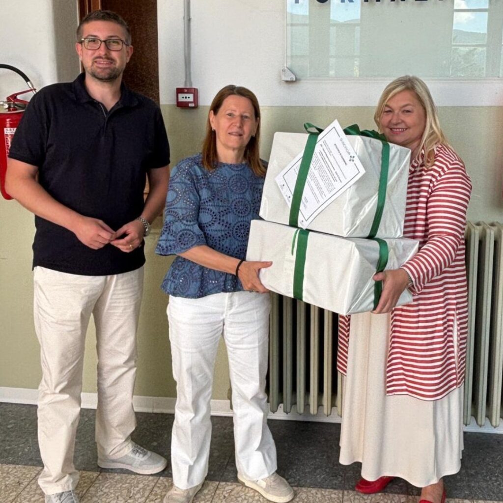 Un cuore che batte piu forte donato un nuovo defibrillatore allABF di Clusone Un cuore che batte piu forte donato un nuovo defibrillatore allABF di Clusone