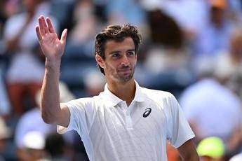 Us Open Cobolli si ritira contro Musetti. Il toscano va agli ottavi e chiede applausi per lamico rivale Us Open Cobolli si ritira contro Musetti. Il toscano va agli ottavi e chiede applausi per lamico rivale