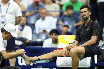 Us Open Djokovic Tien interrotta e medico in campo per Nole. Cose successo Us Open Djokovic Tien interrotta e medico in campo per Nole. Cose successo