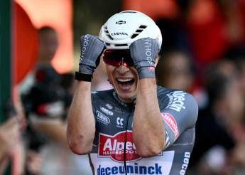 Vuelta Philipsen vince allo sprint la prima tappa e conquista la maglia rossa Vuelta Philipsen vince allo sprint la prima tappa e conquista la maglia rossa