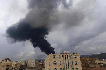 Yemen raid di Israele su Sanaa. Houthi Almeno 6 morti e 86 feriti Yemen raid di Israele su Sanaa. Houthi Almeno 6 morti e 86 feriti