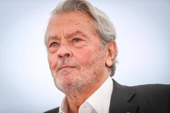 Alain Delon il figlio minore avvia unazione legale per annullare il testamento dellattore Alain Delon il figlio minore avvia unazione legale per annullare il testamento dellattore