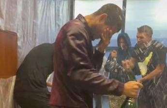 Alcaraz festa sfrenata dopo il trionfo agli Us Open guerra di champagne per Carlos Alcaraz festa sfrenata dopo il trionfo agli Us Open guerra di champagne per Carlos
