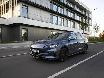 BYD SEAL 6 DM i Touring debutta allo IAA Mobility 2025
