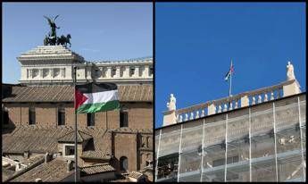 Bandiera Palestina sul Campidoglio il Comune di Roma Accanto fiocco giallo per ostaggi Bandiera Palestina sul Campidoglio il Comune di Roma Accanto fiocco giallo per ostaggi