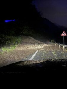 Due frane sulla SS469 strada chiusa tra Riva di Solto e Tavernola
