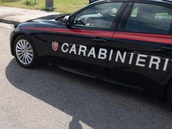 Femminicidio nel Beneventano donna uccisa a colpi di pietra si cerca il marito