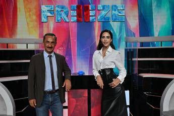Freeze Chi sta fermo vince stasera 30 settembre ospiti e anticipazioni