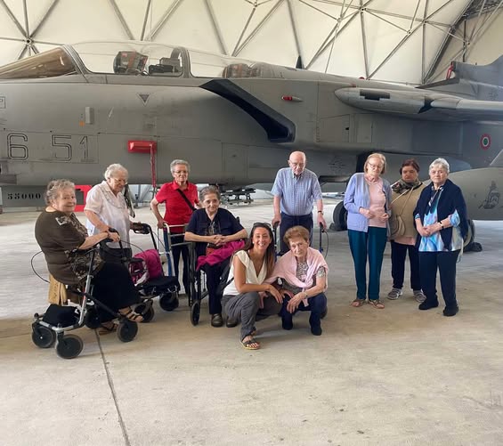 Ghedi gli ospiti della Casa di Riposo San Giovanni visitano laeroporto militare del 6° Stormo