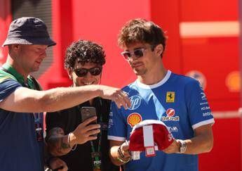 Gp Monza Leclerc gira per il circuito. in bicicletta il boato dei tifosi della Ferrari Gp Monza Leclerc gira per il circuito. in bicicletta il boato dei tifosi della Ferrari