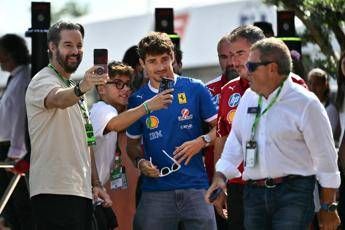 Gp Monza le follie dei tifosi Ferrari Tremila euro per vedere Hamilton e Leclerc Gp Monza le follie dei tifosi Ferrari Tremila euro per vedere Hamilton e Leclerc