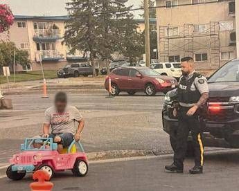 Guida la jeep di Barbie in strada arrestato Non volevo andare a piedi