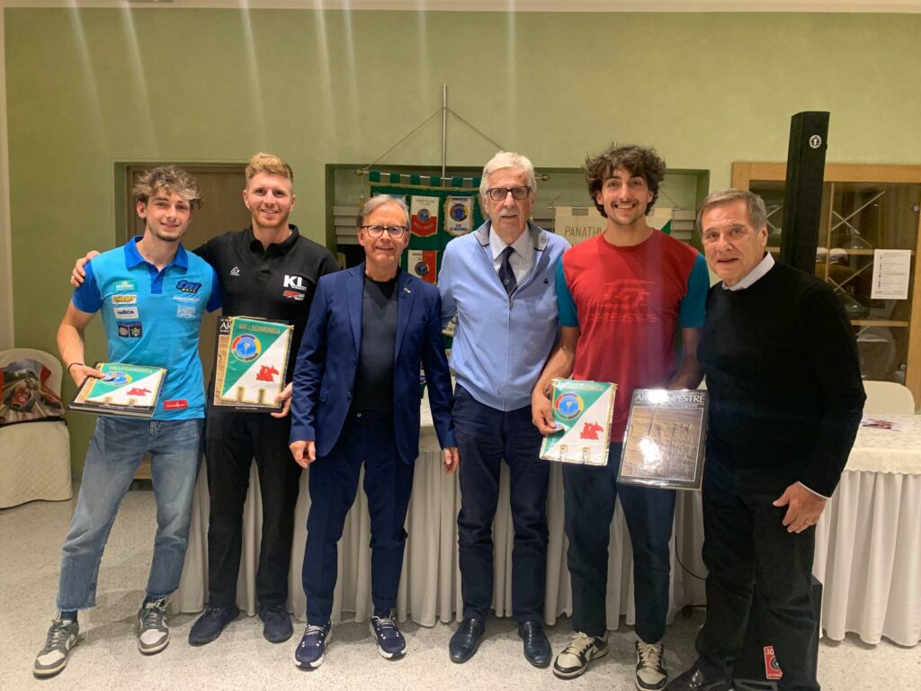 I piloti relatori con il consigliere del Moto Club Sebino Gian Piero Gregorini il Consigliere Area 2 Lombardia del Panathlon Ottavio Dusi e il presidente Bonino
