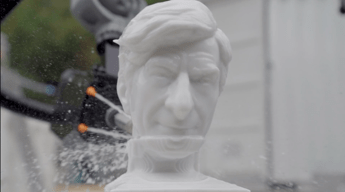 Il volto di Maurizio Cattelan scolpito da un robot ritira premio Il volto di Maurizio Cattelan scolpito da un robot ritira premio