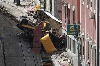 Incidente funicolare Lisbona causato da disconnessione cavo tra le due cabine Incidente funicolare Lisbona causato da disconnessione cavo tra le due cabine