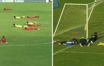 Invasione di api in campo calciatori si fingono morti