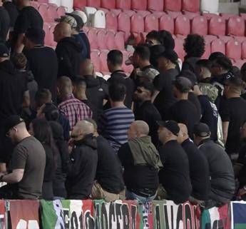 Italia tifosi azzurri di spalle durante linno israeliano. Poi i cartelli Stop