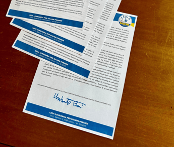 La firma di Bossi sulla Carta della Lombardia Sottoscrivo con stesso spirito giuramento che non si spegne La firma di Bossi sulla Carta della Lombardia Sottoscrivo con stesso spirito giuramento che non si spegne
